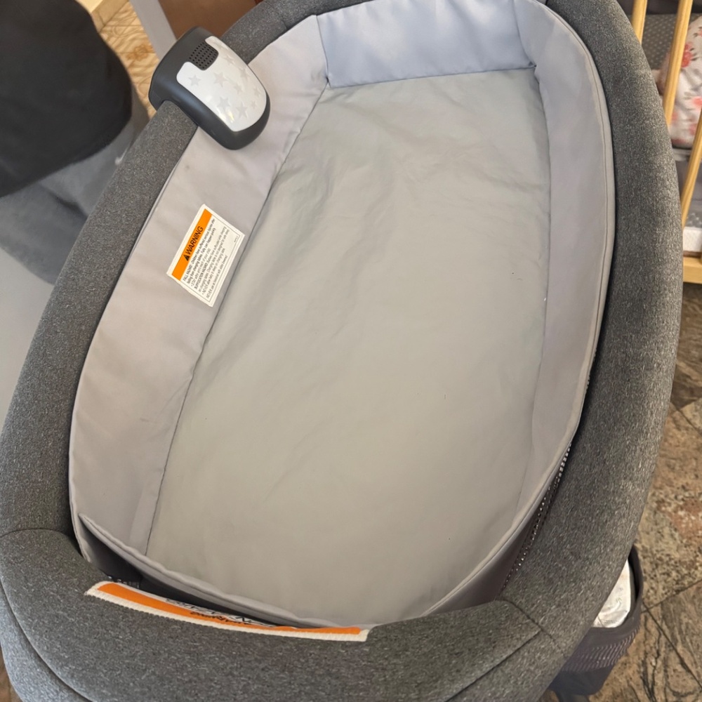 Chicco Close to You 3-in-1 Bedside Bassinet Grey - Picture 6 of 7